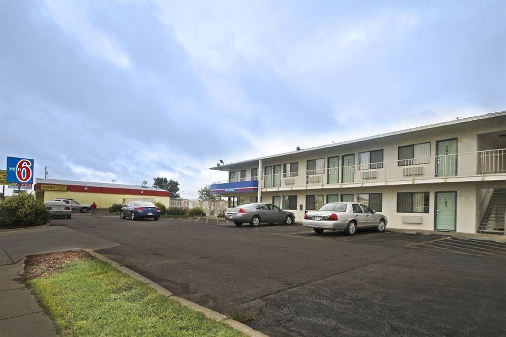 Motel 6 Manhattan Kansas Exterior photo